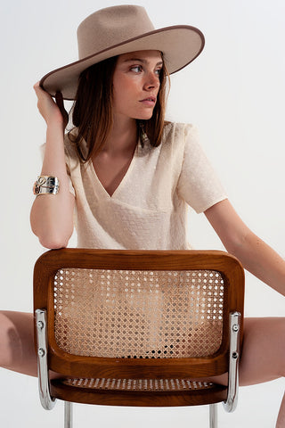 Top peplum bordado em bege