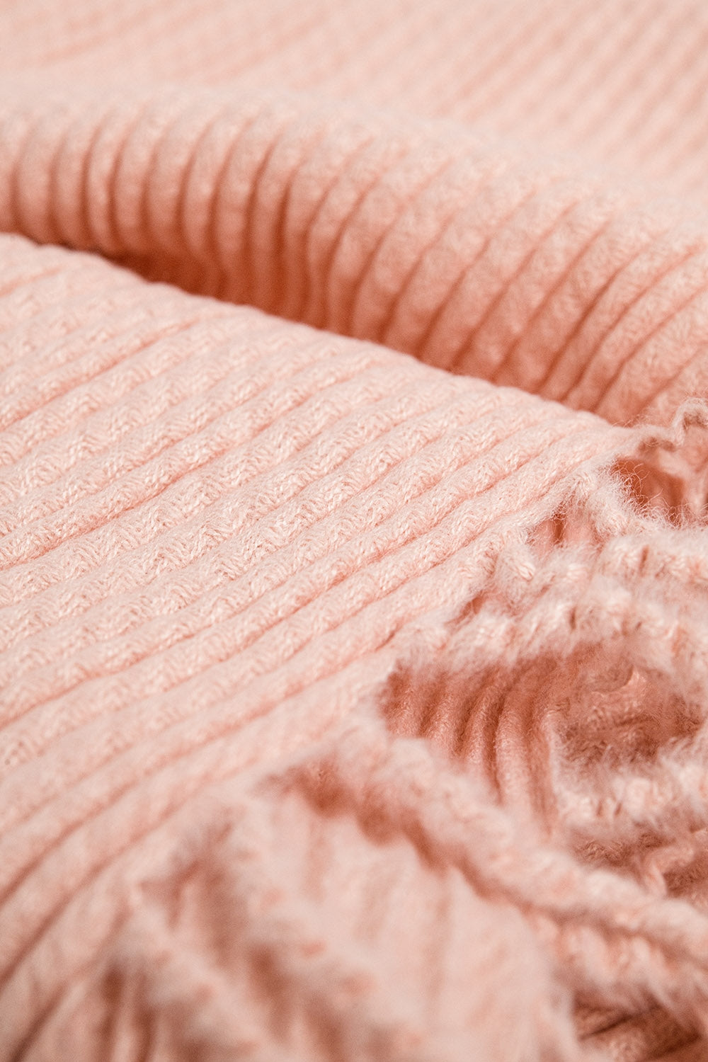 Cachecol rosa em tecido macio e fofo com franjas