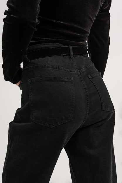 Jeans com detalhe de bolso em preto