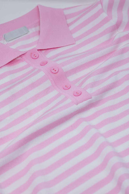 Pólo branco de manga curta com riscos cor-de-rosa claro e detalhes de botões frontais