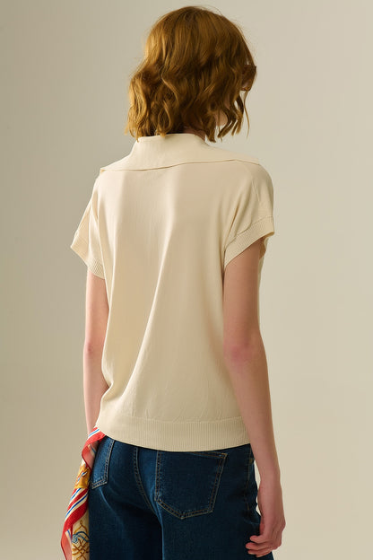Polo de tricô fino em bege com mangas curtas