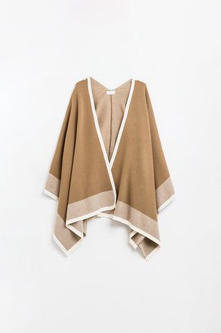 Poncho de malha em camelo com acabamento em cru