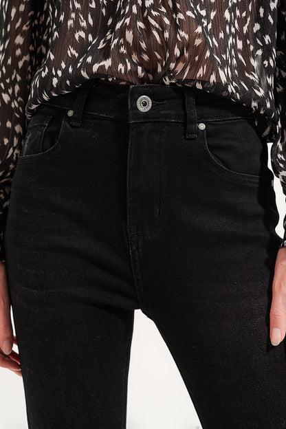Calça jeans skinny com bainha crua em preto lavado