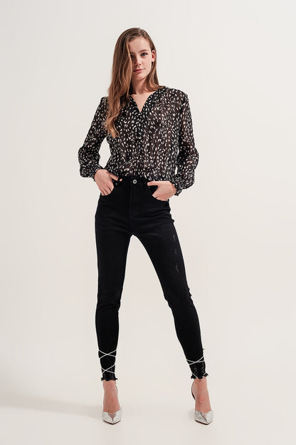 Calça jeans skinny com bainha crua em preto lavado