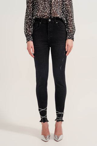 Calça jeans skinny com bainha crua em preto lavado