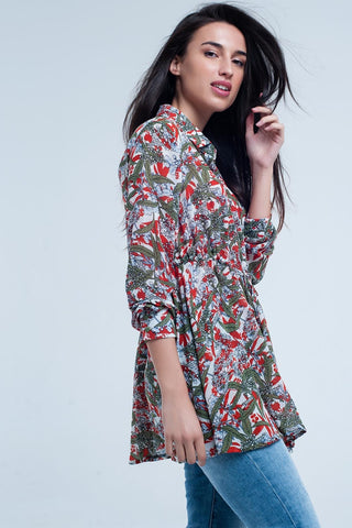 Camisa vermelha com estampa de folhas e flores
