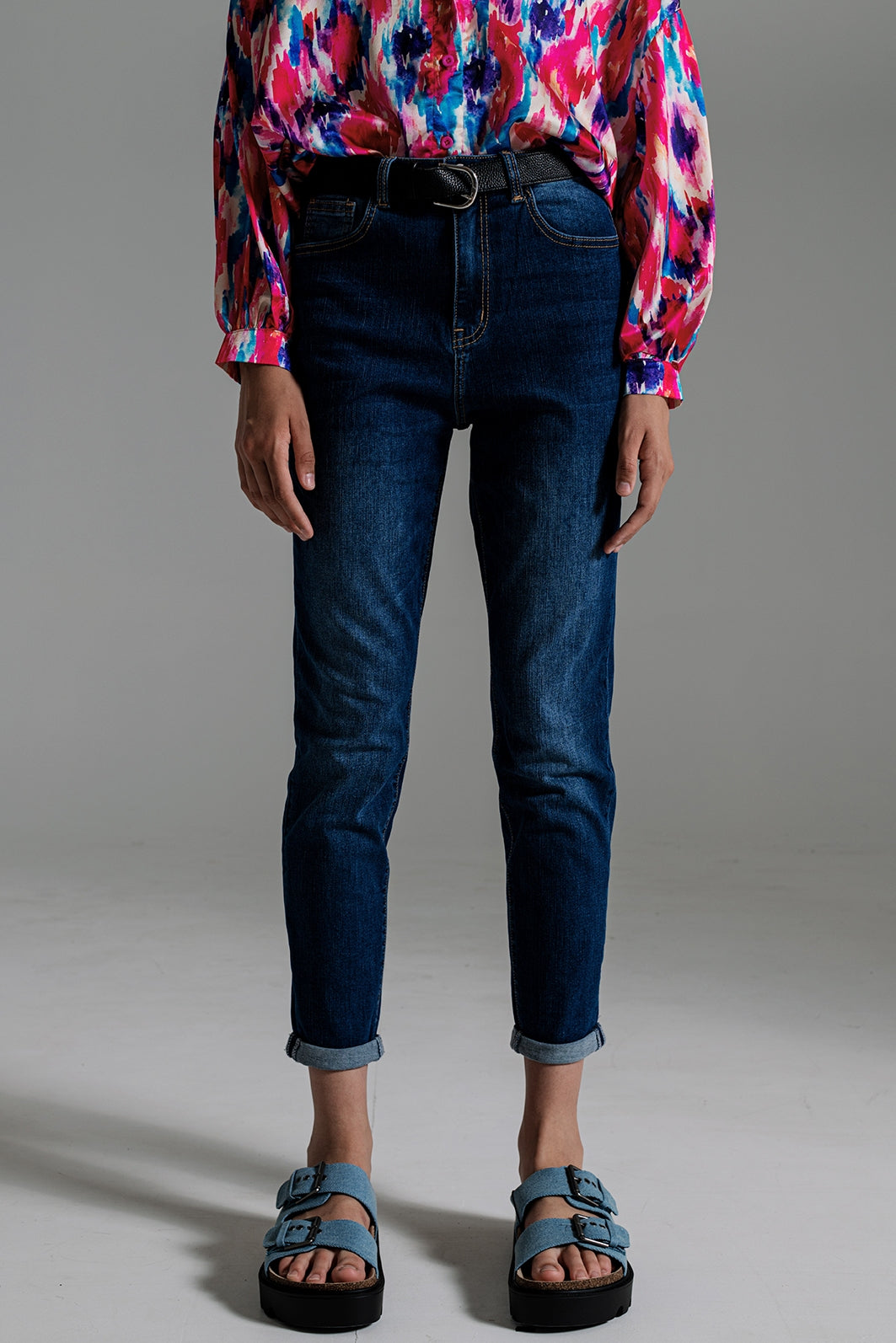 Jeans básico regular perna em lavagem média