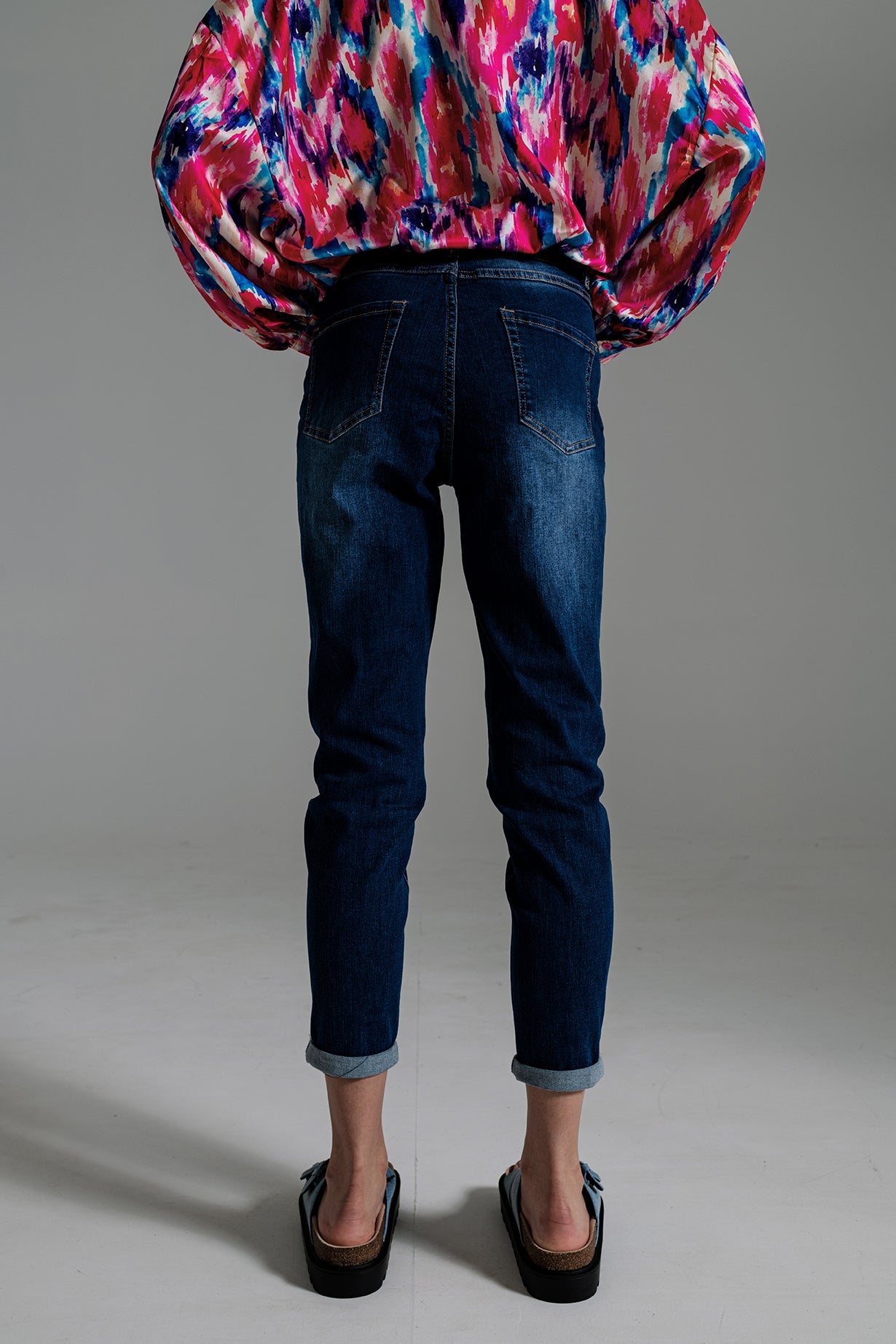 Jeans básico regular perna em lavagem média