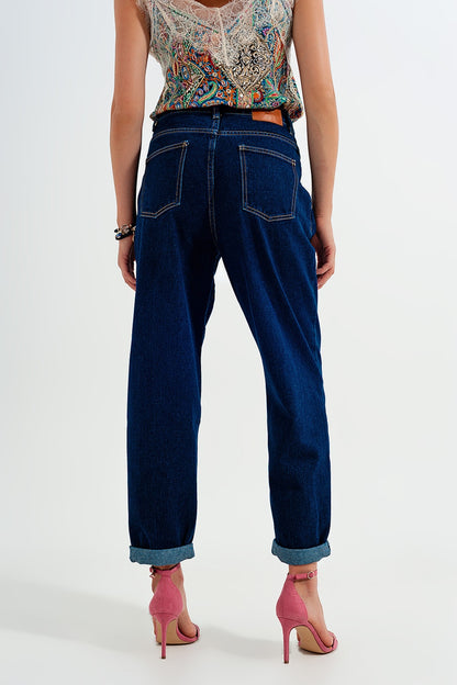 Jeans com pregas frontais e corte relaxado em azul escuro