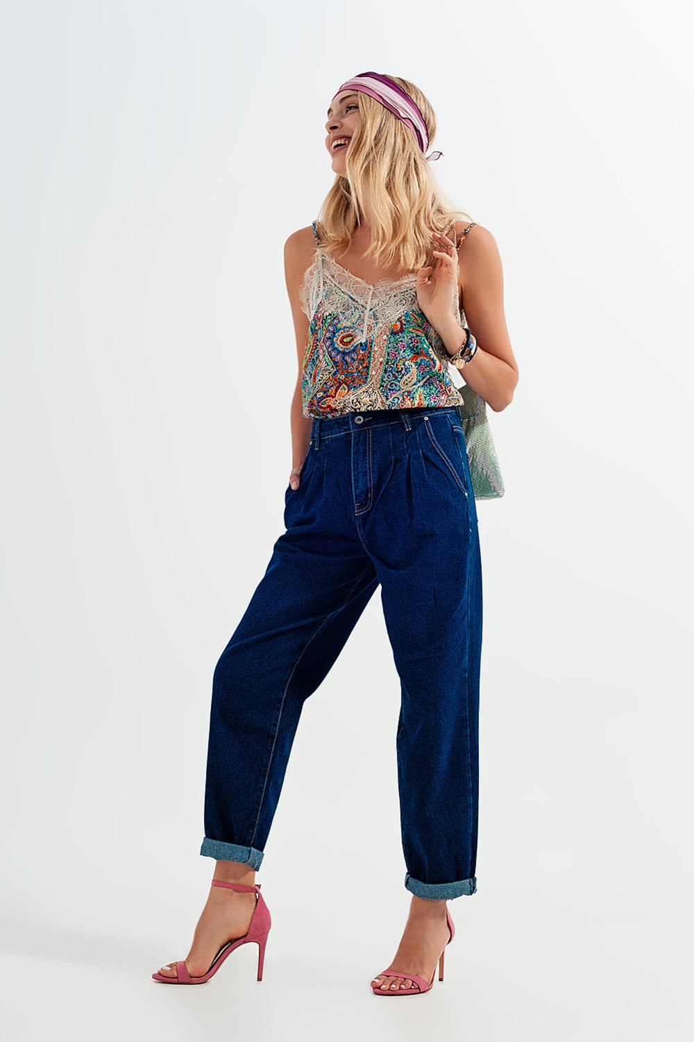 Jeans com pregas frontais e corte relaxado em azul escuro