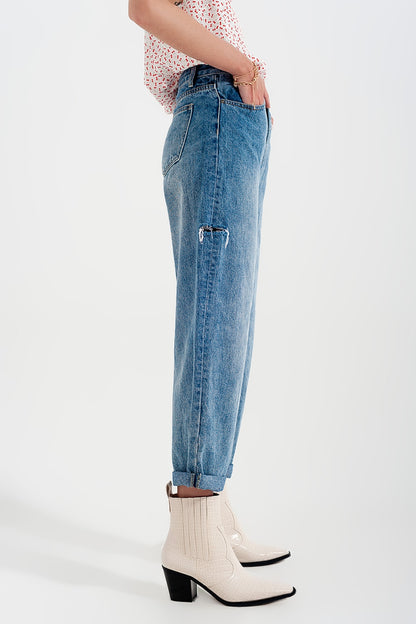 Jeans com rasgos laterais e corte relaxado em azul médio