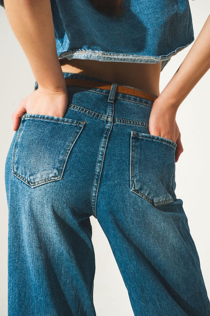 Jeans relaxado com bainha enrolada e botões expostos em azul