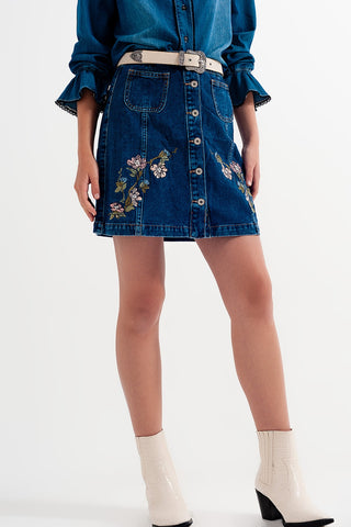 Saia jeans com flores bordadas e botões frontais
