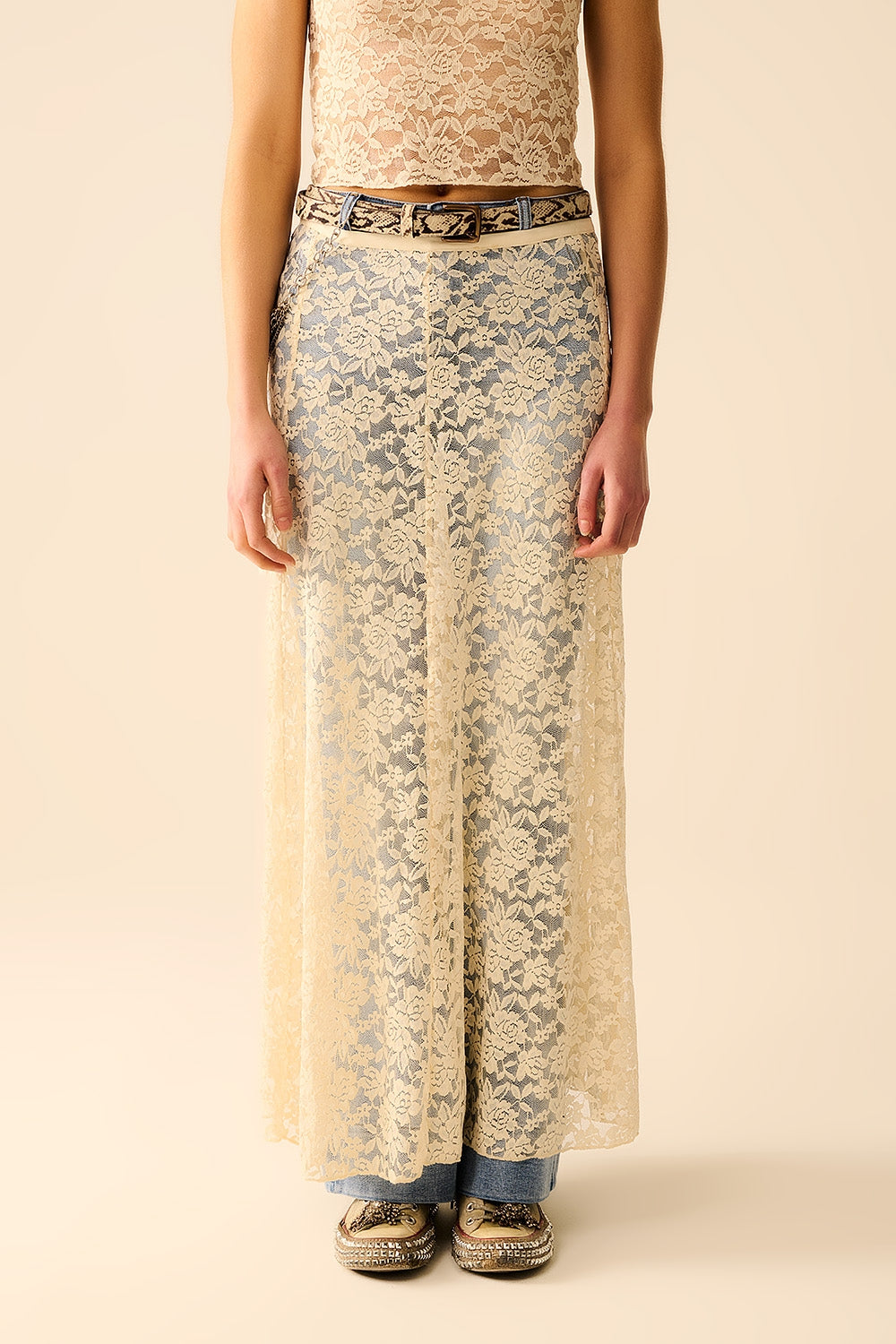 Q2 Saia longa de renda bege com design floral