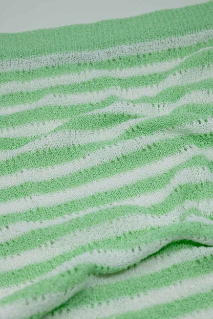 Saia Midi em croché branca com riscas verdes e bainha com franjas