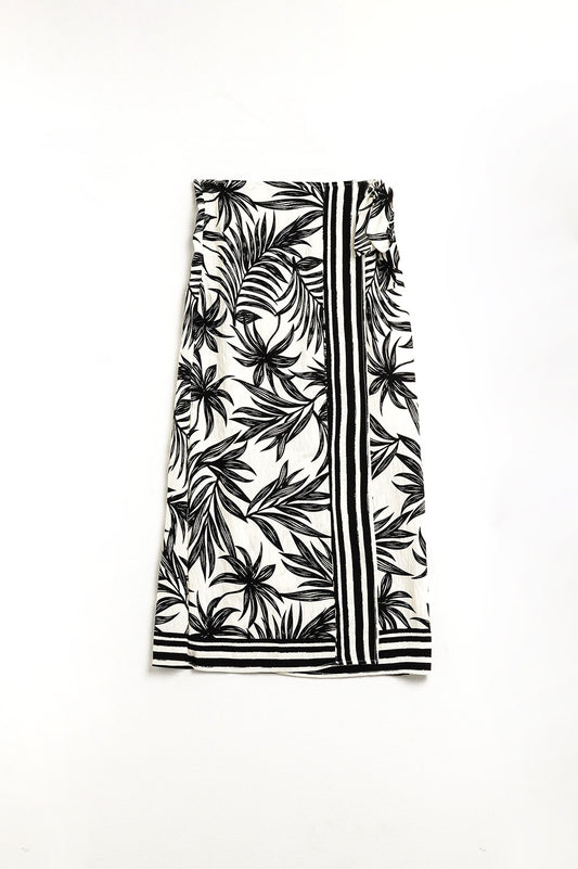 Q2 Saia midi em tecido leve com motivos tropicais em preto e branco