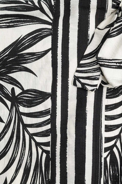 Saia midi em tecido leve com motivos tropicais em preto e branco