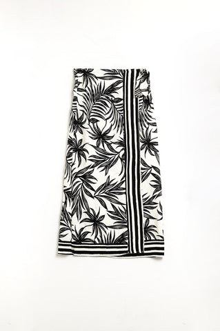 Saia midi em tecido leve com motivos tropicais em preto e branco