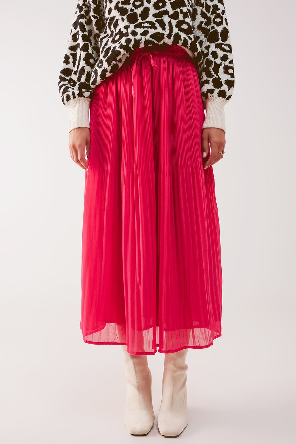 Saia midi plissada de chiffon em fúcsia