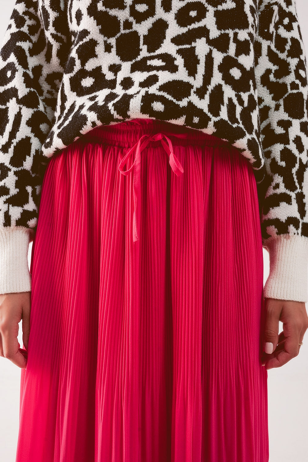 Saia midi plissada de chiffon em fúcsia