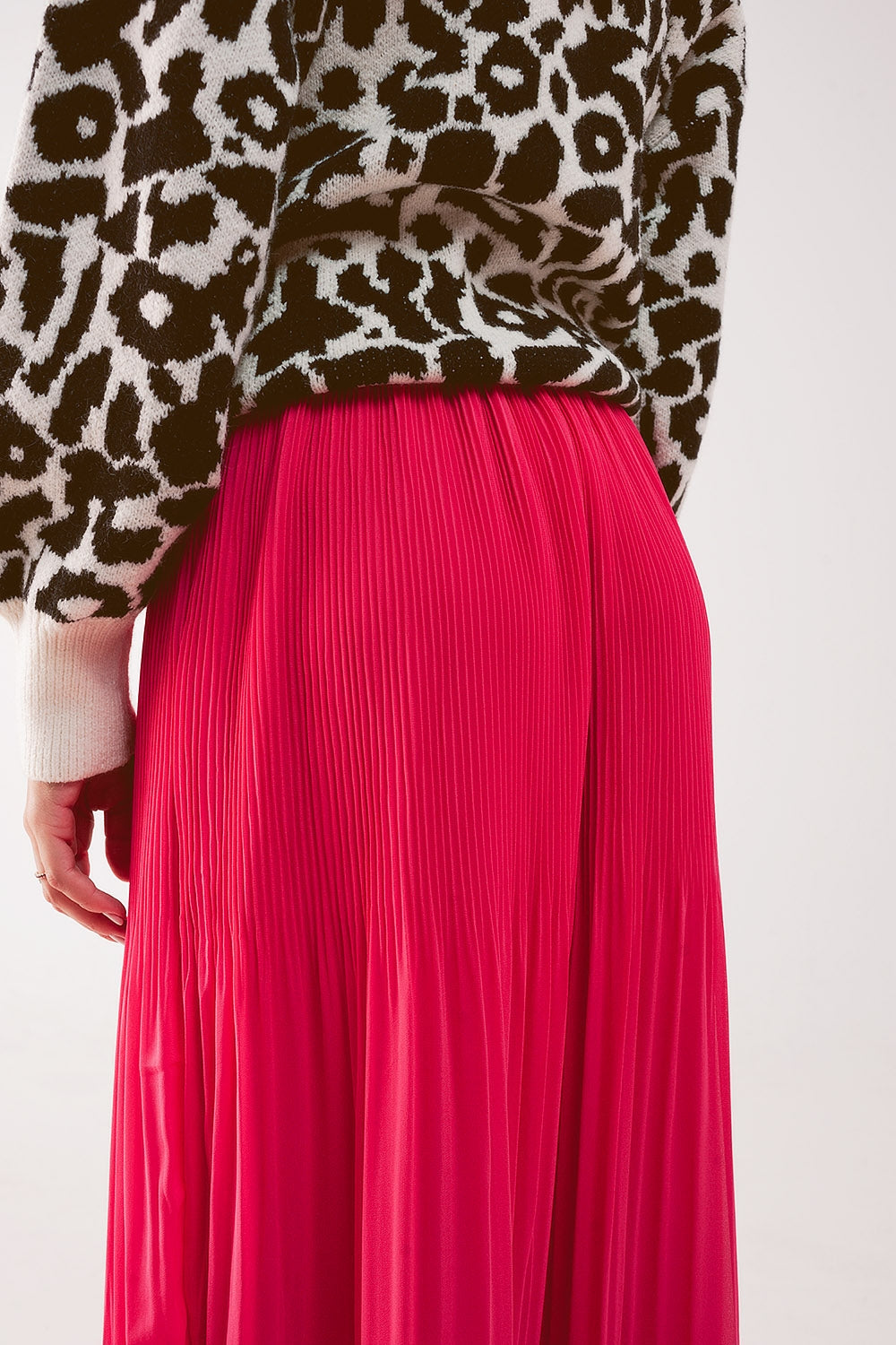 Saia midi plissada de chiffon em fúcsia