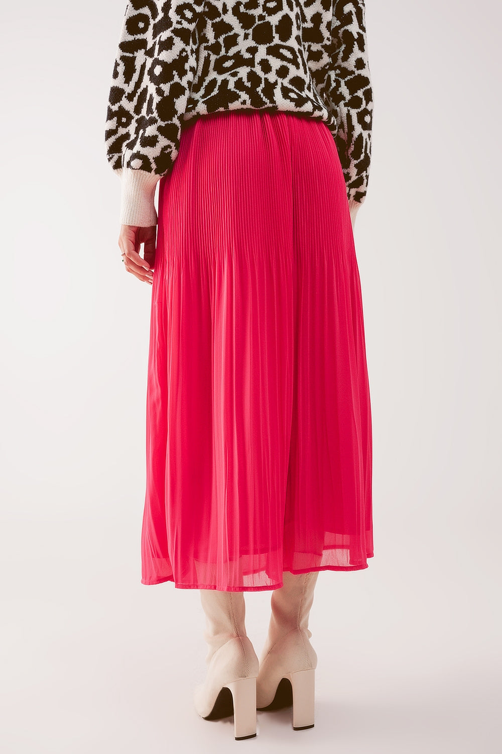 Saia midi plissada de chiffon em fúcsia