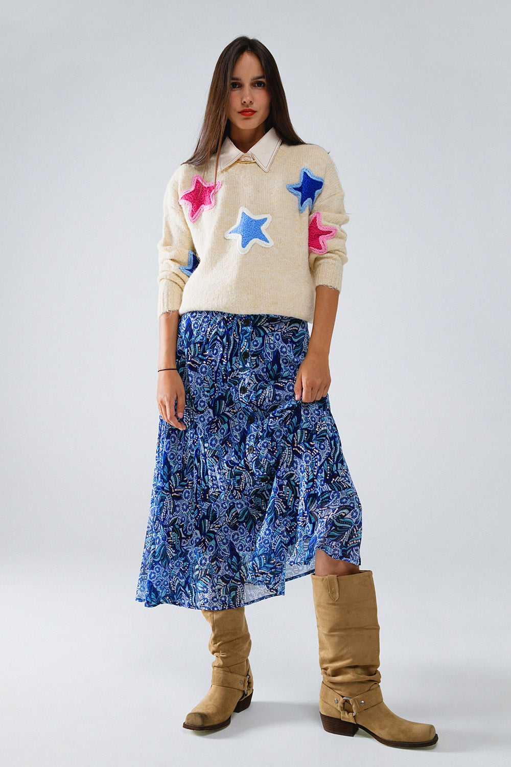 Saia midi plissada em azul com estampado abstrato e carcela de botões
