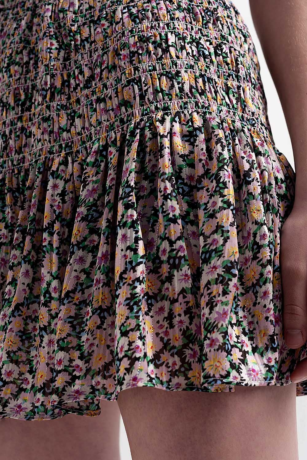 Saia preta com estampa floral e desenho em rufo