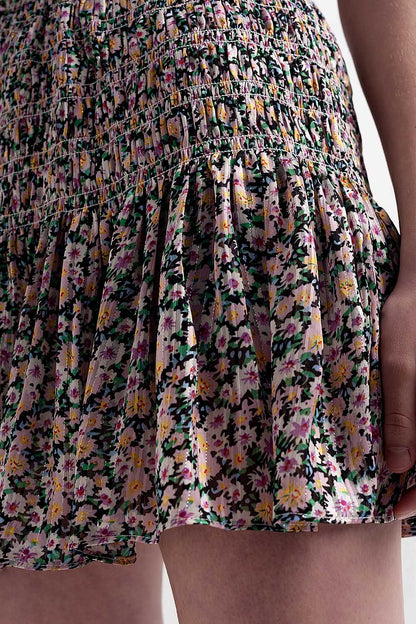 Saia preta com estampa floral e desenho em rufo