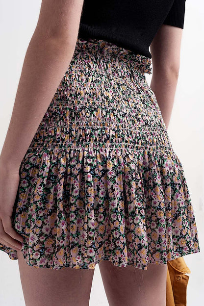 Saia preta com estampa floral e desenho em rufo