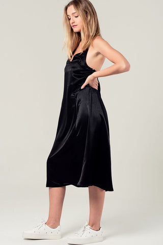 Vestido midi de cetim com detalhe nas costas em preto