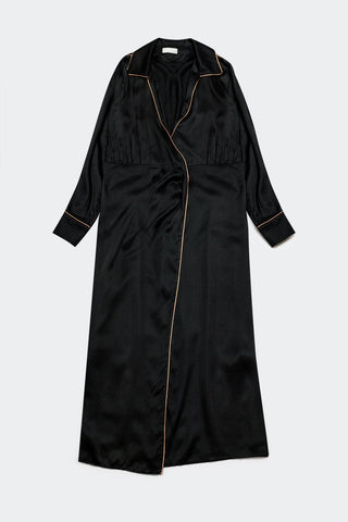 Vestido longo de cetim com frente cruzada em cetim preto