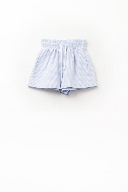 Shorts com listras e cordões no cós