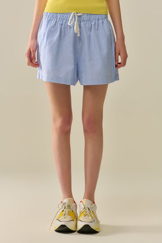 Shorts com listras e cordões no cós