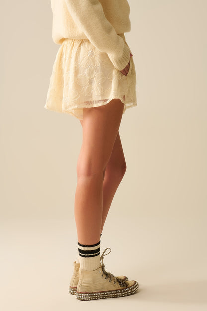 Shorts creme bordados com lantejoulas