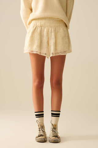Shorts creme bordados com lantejoulas