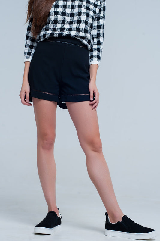 Q2 Shorts pretos com rendas