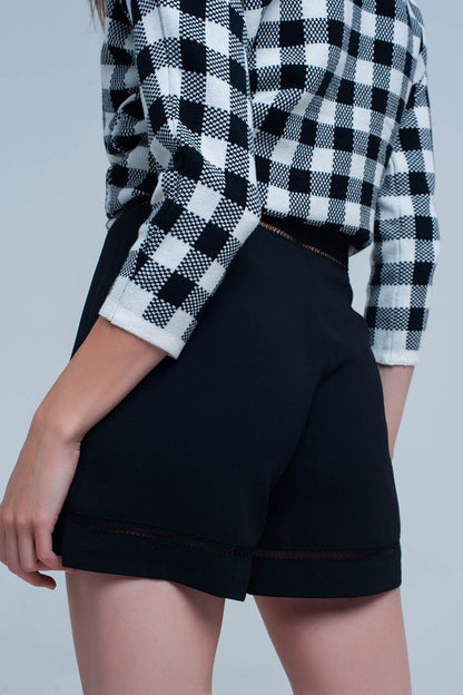 Shorts pretos com rendas