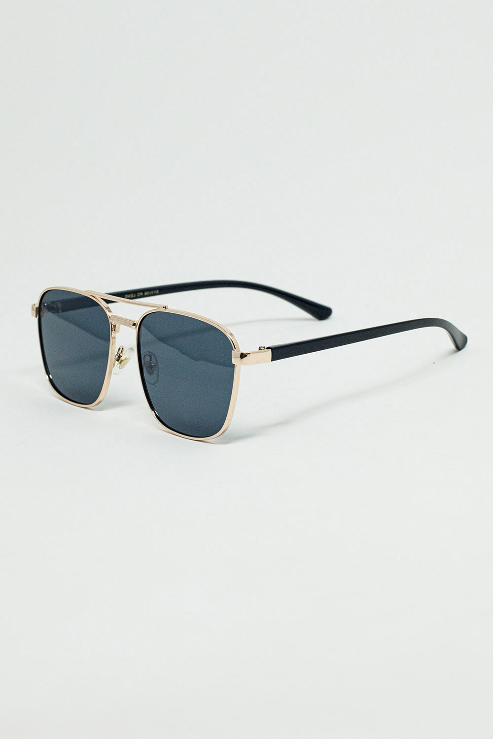 Óculos de sol quadrados de metal com lentes pretas fumê