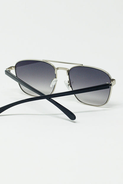 Óculos de sol quadrados de metal com lentes cinza fumê