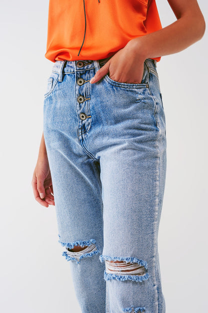 Jeans reto com botões aparentes e joelhos rasgados em lavagem clara