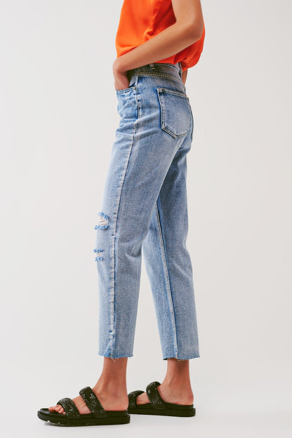 Jeans reto com botões aparentes e joelhos rasgados em lavagem clara