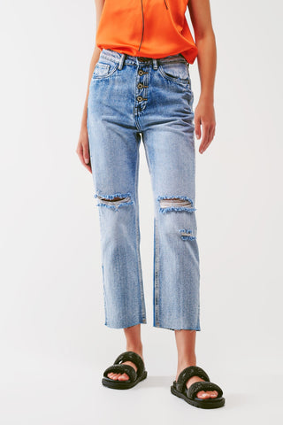 Jeans reto com botões aparentes e joelhos rasgados em lavagem clara