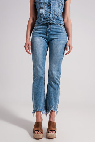 Calça jeans reta com bainha desfiada em azul
