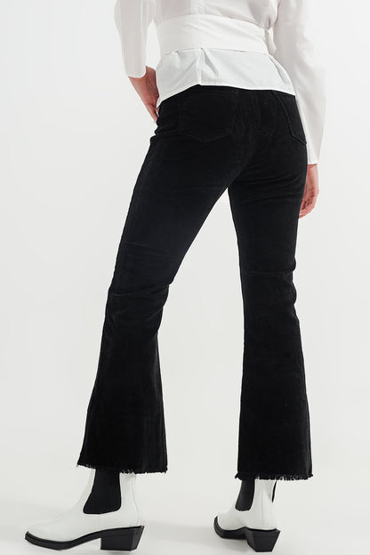 Calça flare com cordão elástico na cor preta