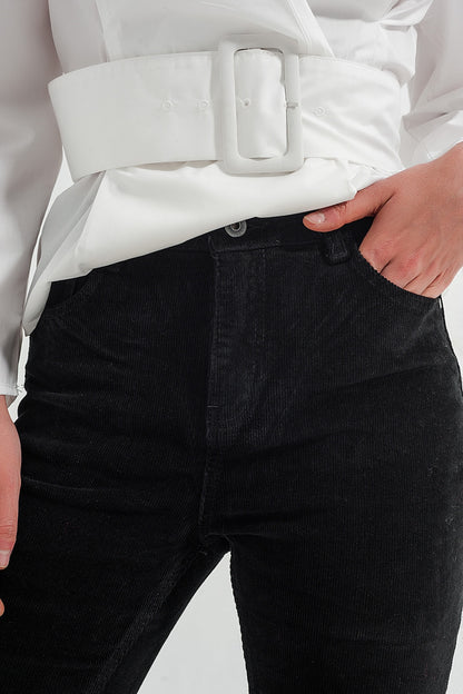 Calça flare com cordão elástico na cor preta