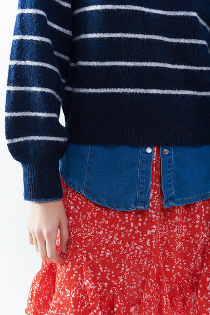 Suéter listrado azul com detalhe de coração vermelho