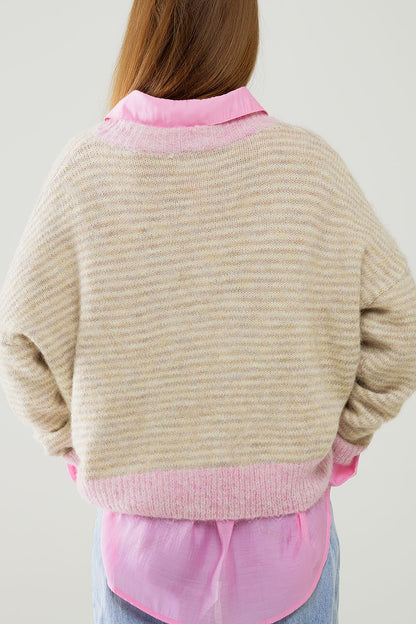 Suéter listrado relaxado em bege com detalhes em rosa