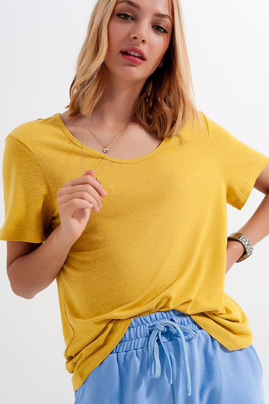 Q2 T-shirt amarela com gola ampla em tecido de mistura de linho