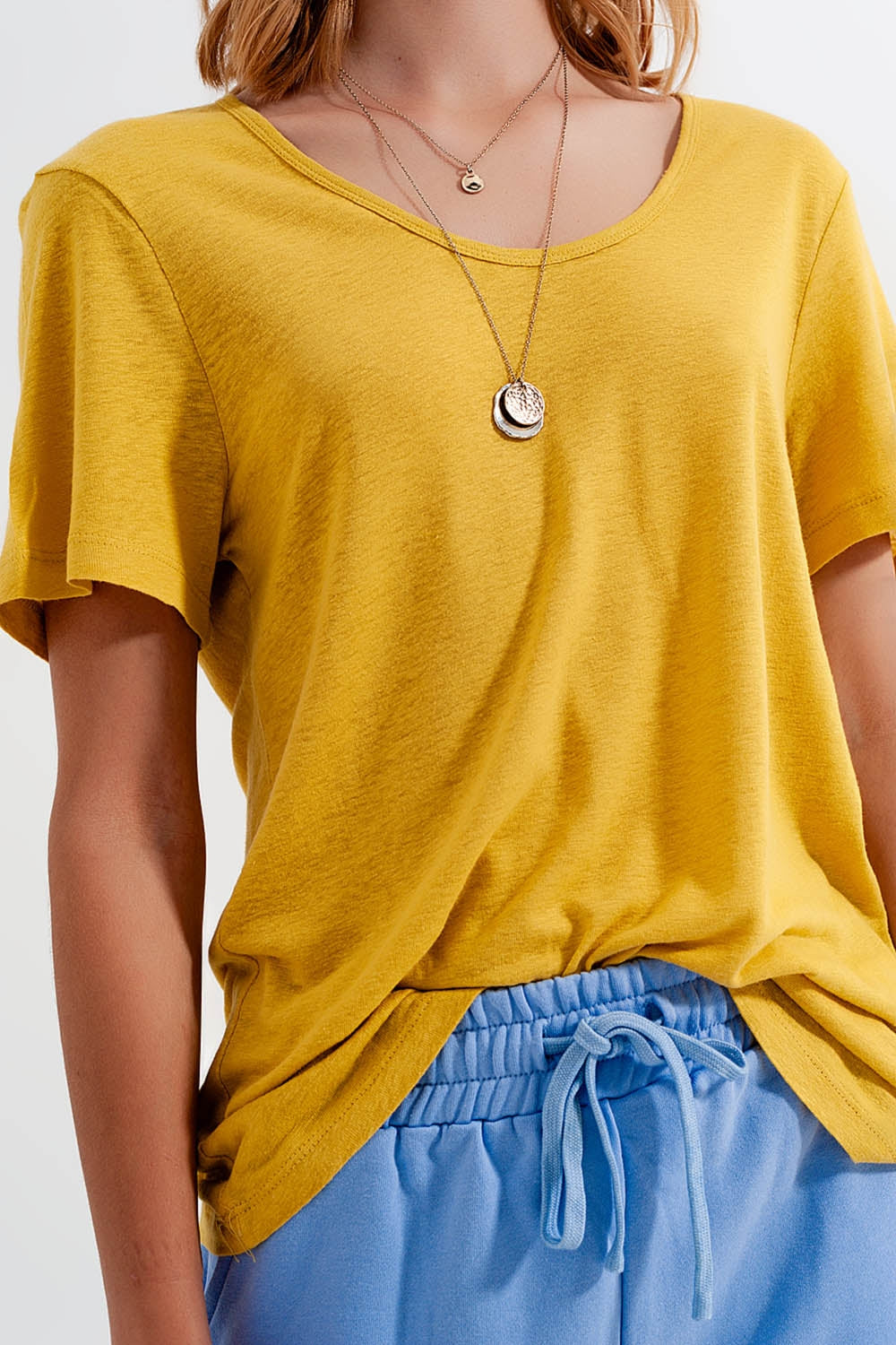 T-shirt amarela com gola ampla em tecido de mistura de linho